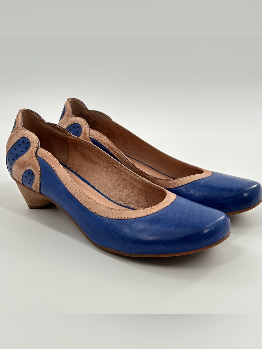 Miz Mooz Athena Leather Pumps Cobalt Blue Tan Perforated Kitten Heels Sz 8.5
